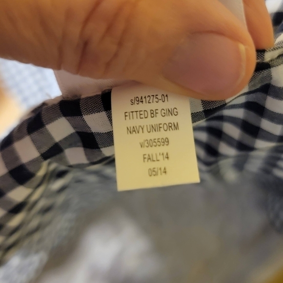 Gap shirt, the fitted boyfriend, is plad striped . Long sleeve size s Petite . - Picture 4 of 6